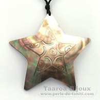 Pendentif en nacre sur un collier en coton